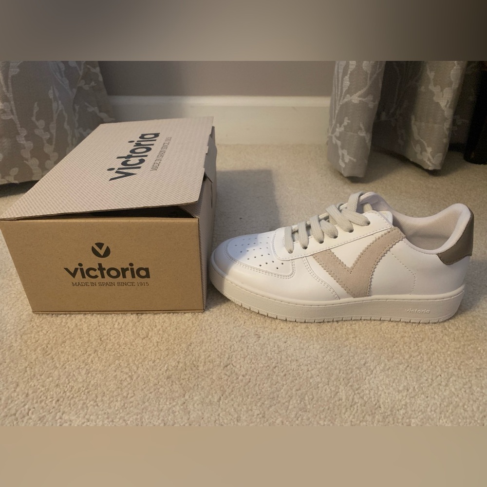 Victoria sneaker UK size 37/US 6.5 white with suede taupe logo, 3 cm sole.